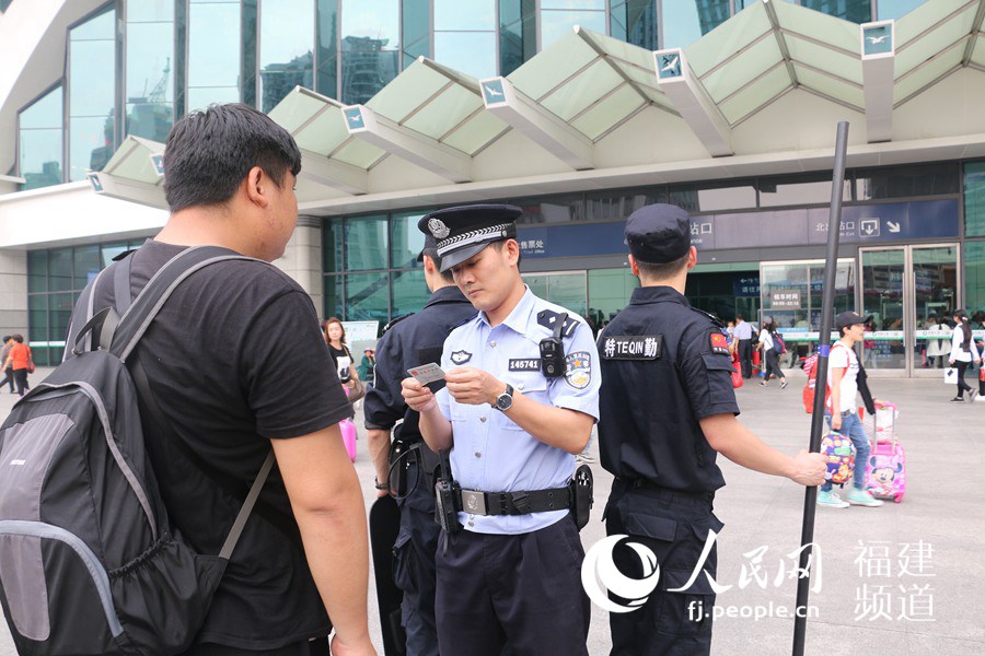 廈門鐵警圍剿倒票黃牛 一個月破案22起繳獲車票840余張