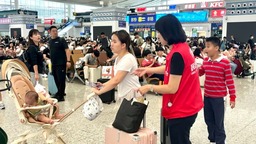 五彩服務助出行 深圳北站先鋒服務隊用服務溫暖旅客心