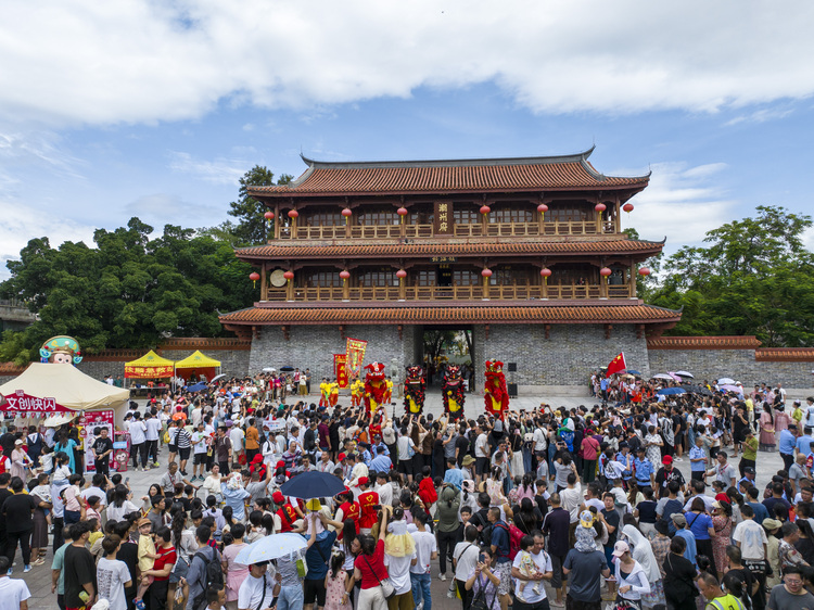 潮州國慶文旅活動首日亮點紛呈，“府樓猴”IP引領潮文化新潮流