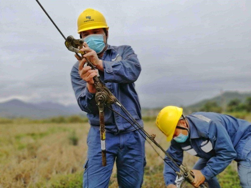 圖片默認標題_fororder_南方電網廣東江門臺山供電局運維人員開展人工特巡，對線路缺陷進行消缺，保障清明期間用電安全穩定。 謝錕 攝