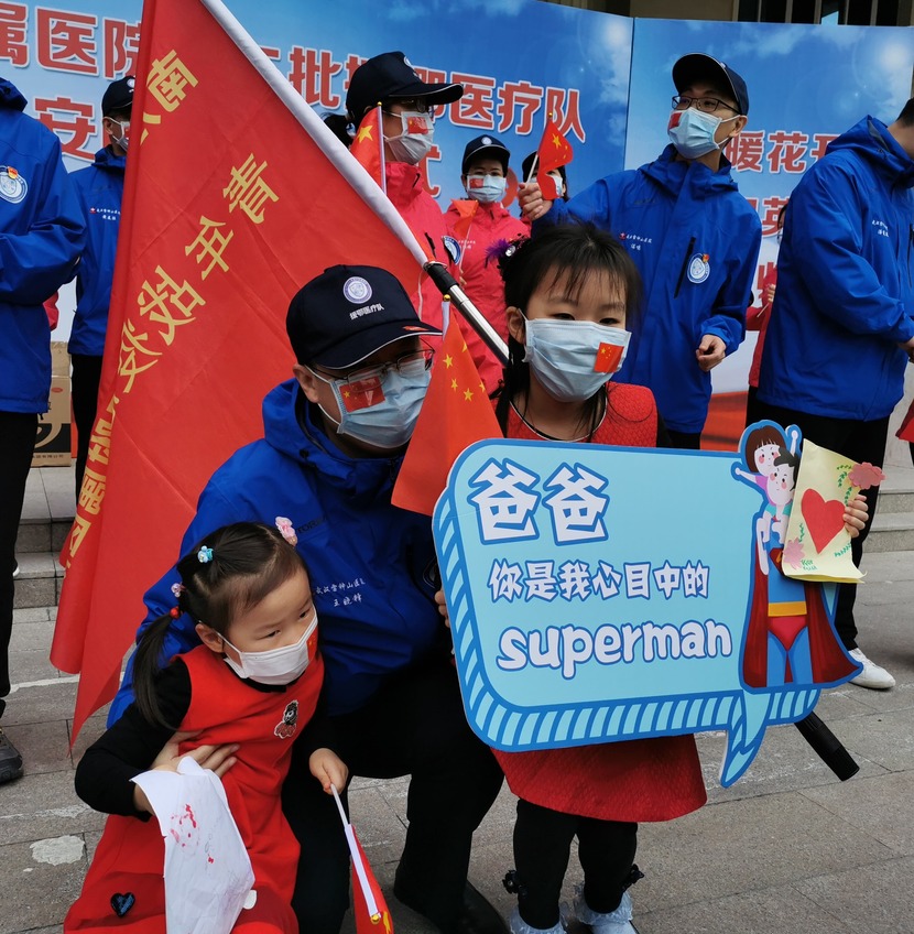 圖片默認標題_fororder_醫療隊員終於可以與家人團聚，臉上洋溢幸福笑容。通訊員供圖