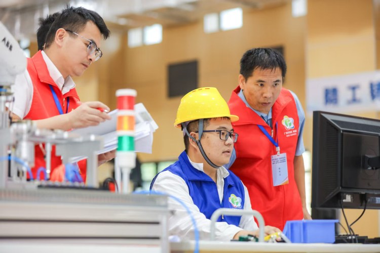 廣州工業機器人“指揮官”黃埔競技 澎湃産業“新質動能”_fororder_微信圖片_20251022174536_1549_92