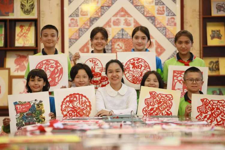 廣州一名教師攜全家援疆，在邊疆播撒音樂火種_fororder_3c465c828e20414aa8b524a2231c2fa9