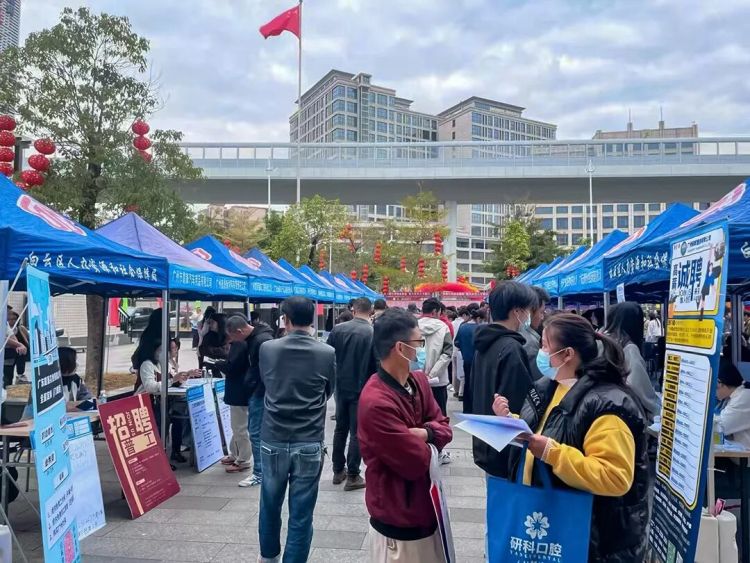 小切口大變革：鐘落潭“百千萬工程”繪就共富新圖景_fororder_圖：家門口的就業驛站