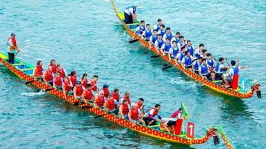 大灣區11城龍舟競渡深圳南澳月亮灣，巔峰搏爭“海龍王”