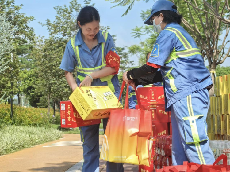 高溫天氣來襲，廣州各級城管部門多措並舉為城市美容師“送清涼”_fororder_圖片3