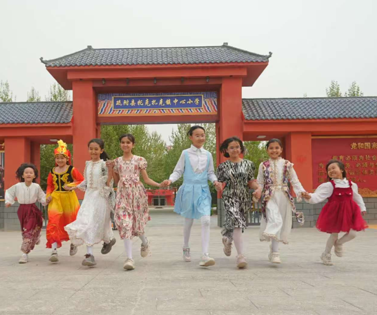 廣州一名教師攜全家援疆，在邊疆播撒音樂火種_fororder_8da3b9d175fe4a7b9e20dc2182e888a1