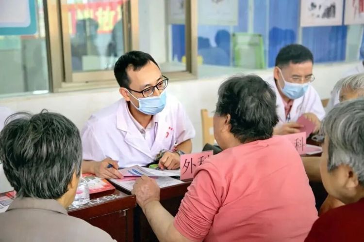 小切口大變革：鐘落潭“百千萬工程”繪就共富新圖景_fororder_圖：“一元錢”看病
