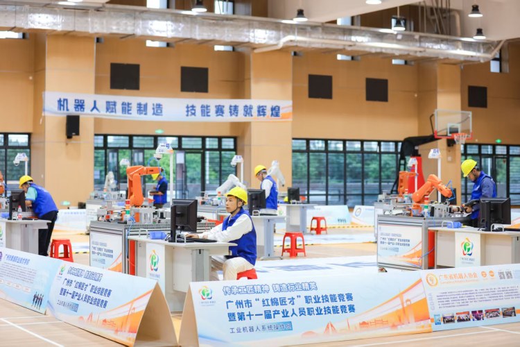 廣州工業機器人“指揮官”黃埔競技 澎湃産業“新質動能”_fororder_微信圖片_20251022174523_1548_92