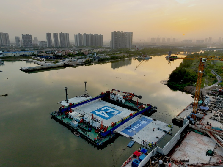 國內最寬內河混凝土沉管隧道首節沉管安裝告捷_fororder_圖片48