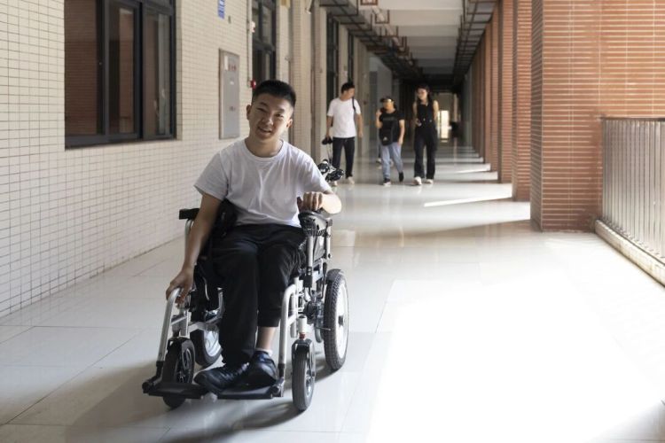 一個腦性麻痹青年和一所普通大學的雙向奔赴_fororder_微信圖片_2025-09-16_132758_381