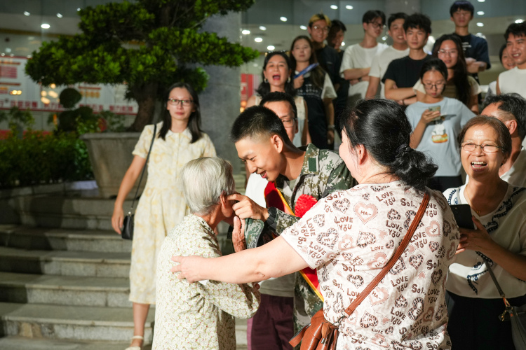著戎裝，戴紅花！東莞石龍鎮10名新兵攜夢奔赴軍營_fororder_微信圖片_20250914113934_13_10