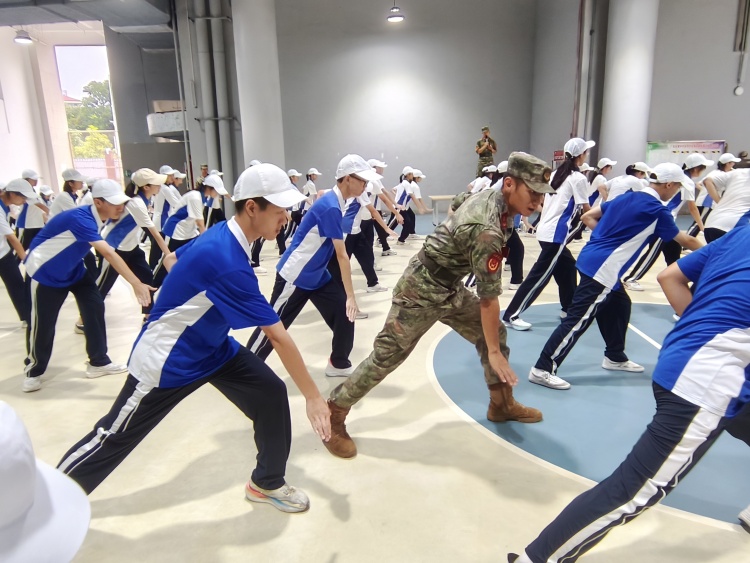 吉華街道組織民兵教官協助開展高中新生軍訓活動