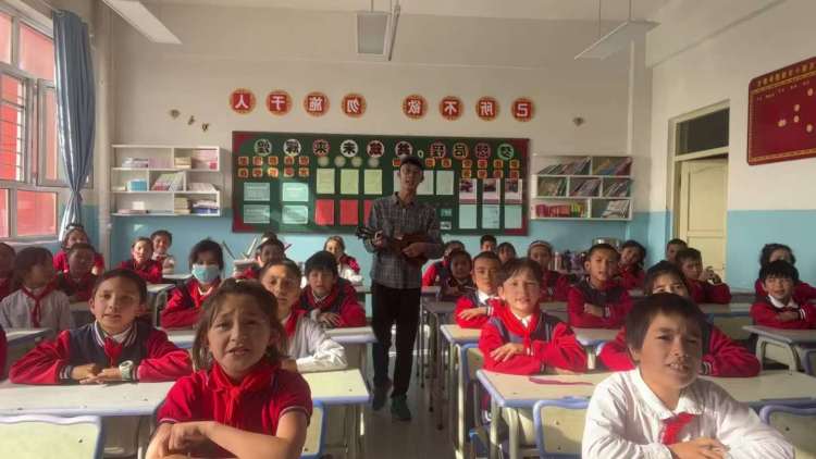 廣州一名教師攜全家援疆，在邊疆播撒音樂火種_fororder_5d5fcf825a0249c688d1fd52e0afeee2