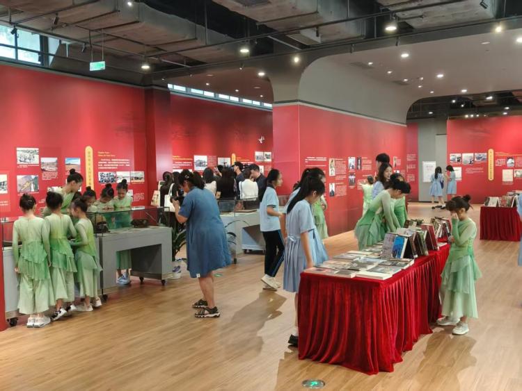 廣東省舉辦“銘記英雄——飛虎隊在廣東”歷史圖片展暨首批飛虎隊友誼學校授牌儀式_fororder_0DCCBD02-93D4-4151-B026-41E489F97464