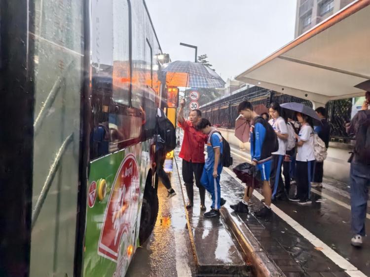 風雨中的平凡英雄—公交人為風雨中的市民撐起愛心傘、清理倒樹、設立愛心雨傘點......_fororder_圖片1