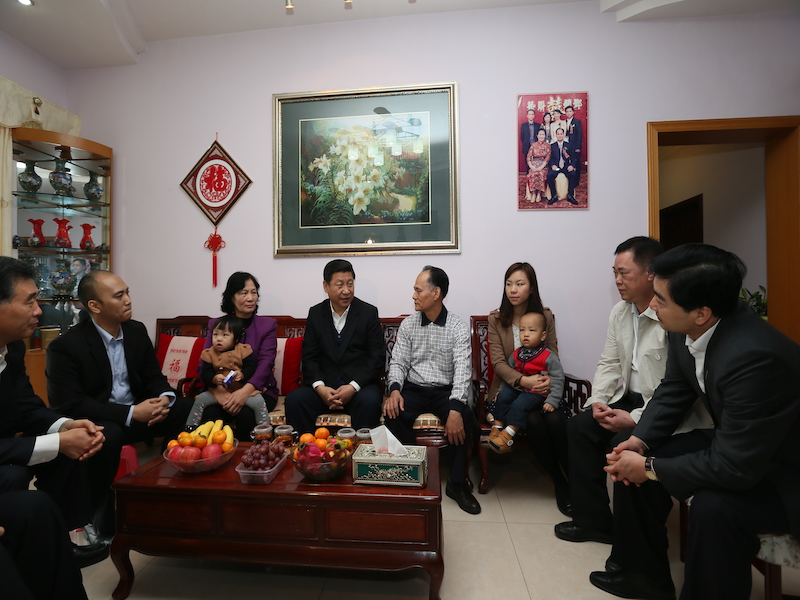 圖片默認標題_fororder_深圳市羅湖區漁民村與香港一河之隔，曾因“中國第一個萬元戶村”轟動全國。圖為習近平總書記2012年12月8日來到漁民村，在村民鄧國華家中了解居民生活情況。資料圖