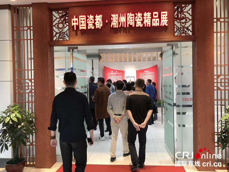 圖片默認標題_fororder_融媒采風調研團參觀潮州陶瓷精品展。攝影：溫智雄