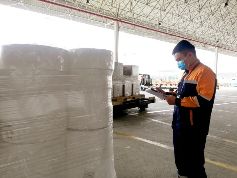 白雲機場貨站42分鐘內將10噸來自境外口罩原材料交給貨主