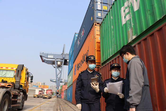 廣東江門外貿連續6個月實現正增長_fororder_江門海關關員在監管驗放進出口集裝箱（陳艷冰 攝）
