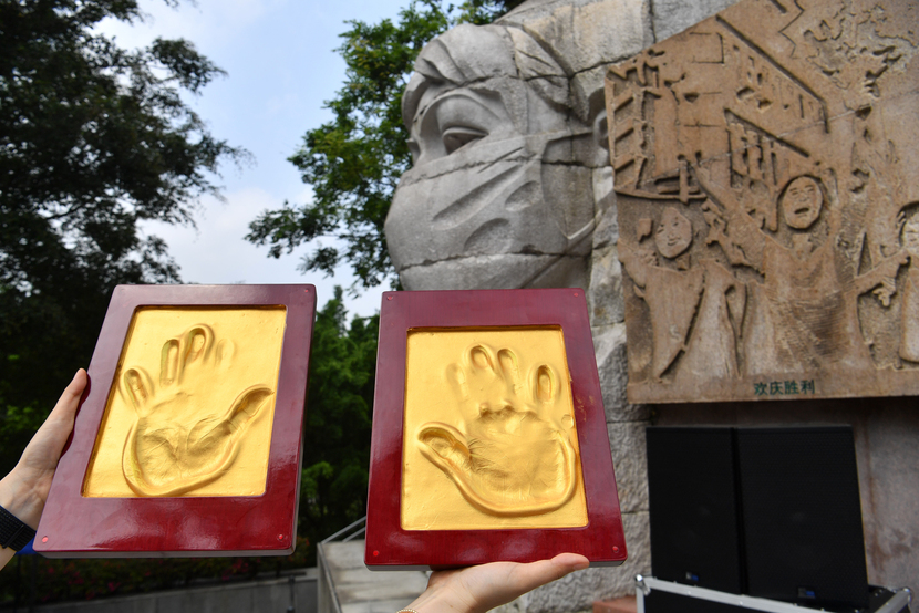 圖片默認標題_fororder_主辦方展示鐘南山院士的手印。廣州新聞辦供圖.JPG