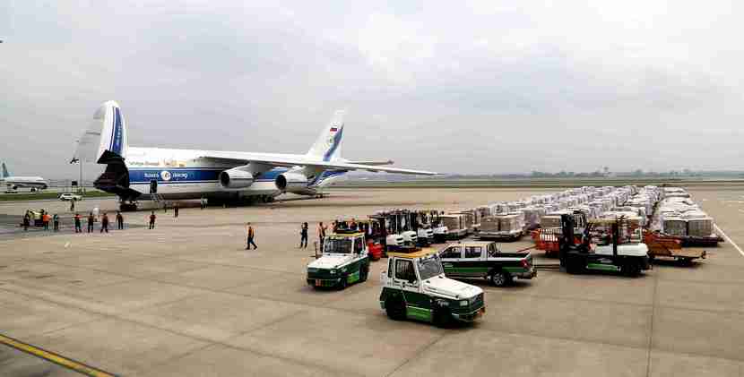 廣州白雲機場助力空中巨無霸裝卸防疫物資馳援塞爾維亞
