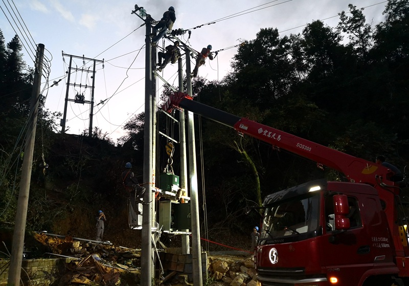 受暴雨強風影響的5.2萬廣東電網用戶全部恢復供電_fororder_3