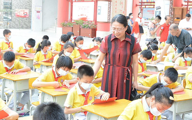 肇慶民間文藝家進校園開展“學黨史，感黨恩，弘揚優秀傳統文化”活動_fororder_1