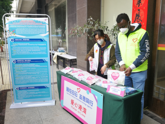 圖片默認標題_fororder_留學生志願者參與社區防疫志願服務