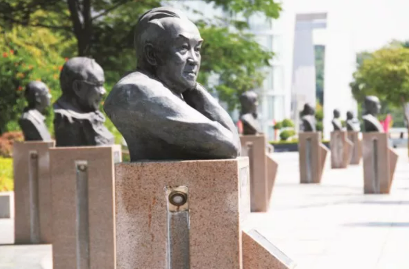 中國僑都廣東江門孕育34位院士 全國名列前茅 廣東第一_fororder_院士路兩旁分別設立江門五邑籍院士藝術塑像 周華東攝