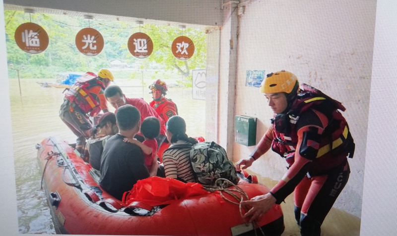 西江洪峰過境肇慶封開，消防員緊急疏散被困群眾_fororder_1