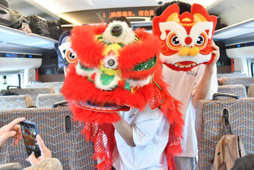 “‘粵’升灣區闊 潮涌看中國”線下走訪團搭乘C6972次列車感受廣東文化_fororder_圖片7