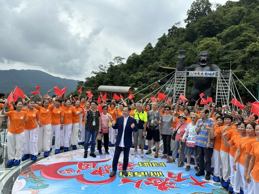 香港歌手張明敏現身廣東清遠 唱響經典歌曲《我的中國心》_fororder_0628張明敏