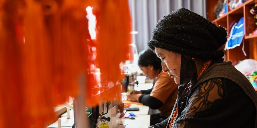 當“新式芭比”穿上千年壯錦 ——“民族風娃衣”激活潮玩産業文化消費新賽道