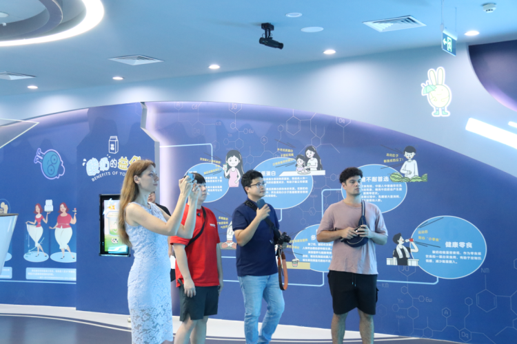 5A實力藏不住了！五國大V組團打卡蒙牛武漢超級工廠_fororder_60