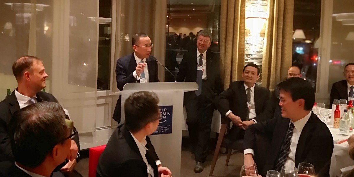 蒙牛CEO盧敏放在達沃斯“中國之夜”致辭。_fororder_微信圖片_20190125094347