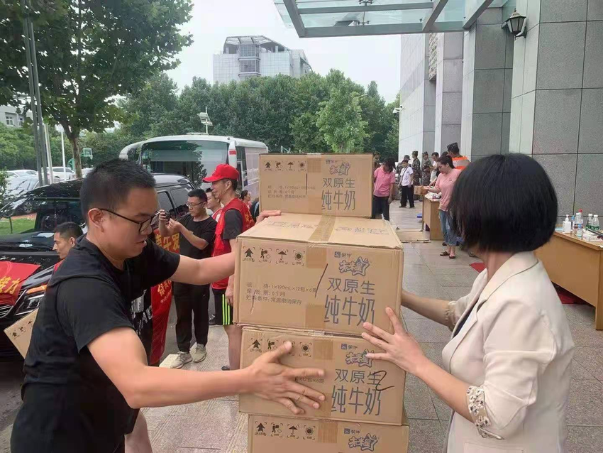 愛比雨大 蒙牛集團第一時間馳援鄭州_fororder_5