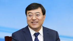 憑可持續發展駛向“千億” 之巔 伊利掌舵者潘剛再創新輝煌_fororder_wKgACl6qgVCACuKkAAAAAAAAAAA167.502x588