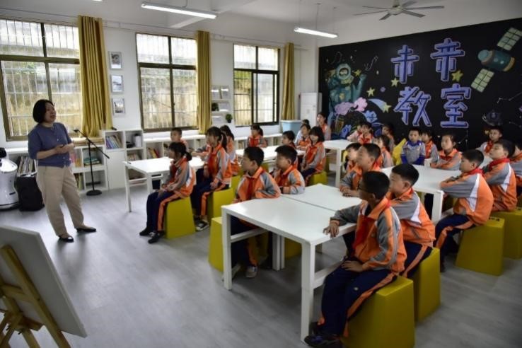 學思想 建新功|中國紅十字基金會在湖北英山援建的10所未來教室交付使用_fororder_圖片2