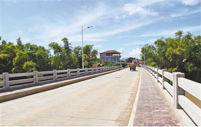 中國援助柬埔寨鄉村道路項目助力當地擺脫貧困 當地村民感慨——“日子好起來 都是因為有了這條路”