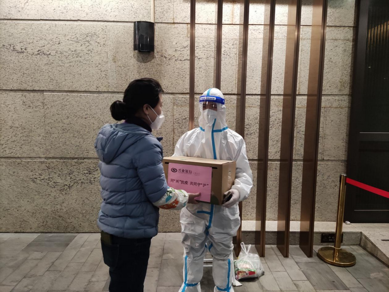 抗“疫”一線黨徽閃 同“興”協力克時艱 興業銀行上海分行積極踐行社會責任 守“滬”抗疫力量_fororder_【興業銀行 財智頻道 資訊列表】抗“疫”一線黨徽閃 同“興”協力克時艱丨興業銀行上海分行積極踐行社會責任 守“滬”抗疫力量832