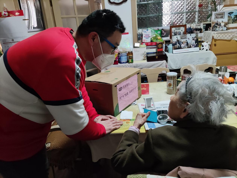 抗“疫”一線黨徽閃 同“興”協力克時艱 興業銀行上海分行積極踐行社會責任 守“滬”抗疫力量_fororder_【興業銀行 財智頻道 資訊列表】抗“疫”一線黨徽閃 同“興”協力克時艱丨興業銀行上海分行積極踐行社會責任 守“滬”抗疫力量830