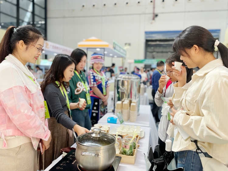 全國農特産品齊聚南寧 吸引眾多市民逛展選購