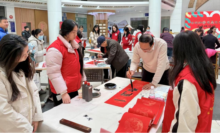 廣西圖書館開展“金蛇納福·筆墨迎春”送春聯活動