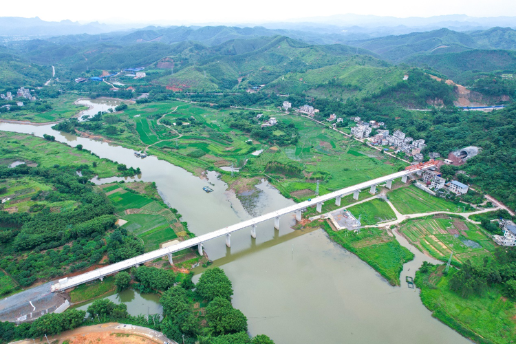 廣西“東融”鐵路建設加速跑