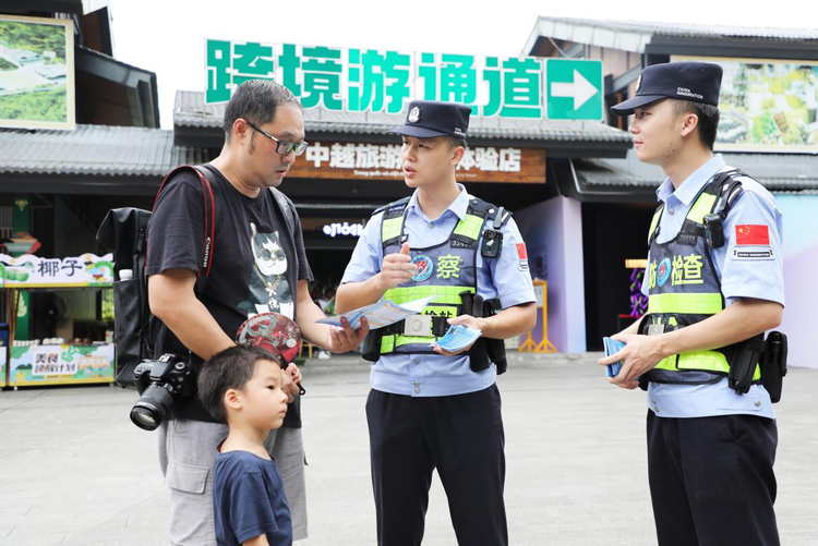 廣西邊檢機關助力中越德天（板約）瀑布跨境旅遊合作區正式運營