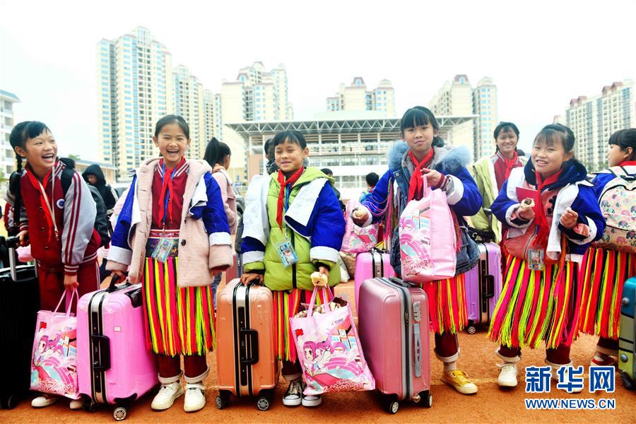 廣西賀州：愛心車隊免費送土瑤學子回家