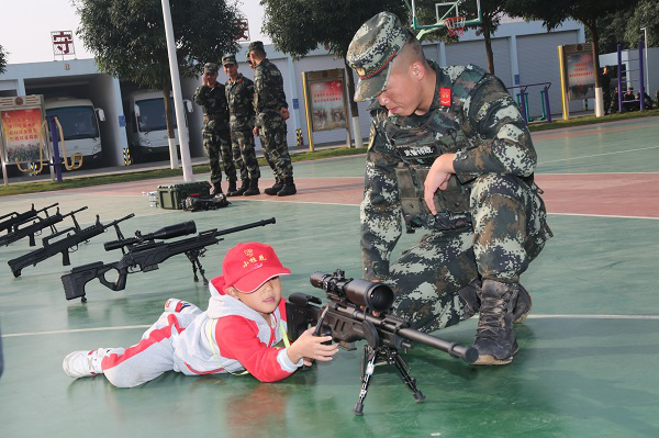 【唐已審】【供稿】軍營開放日:萌娃零距離接觸“橄欖綠”