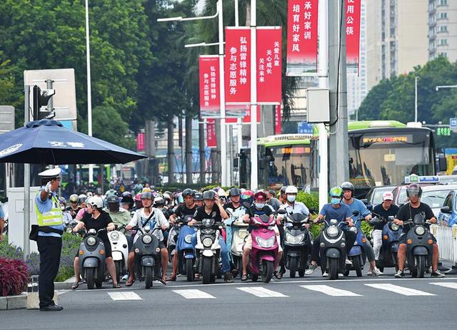 《南寧市電動自行車管理條例》實施首日—— 處罰與教育並行 交警文明執法獲稱讚