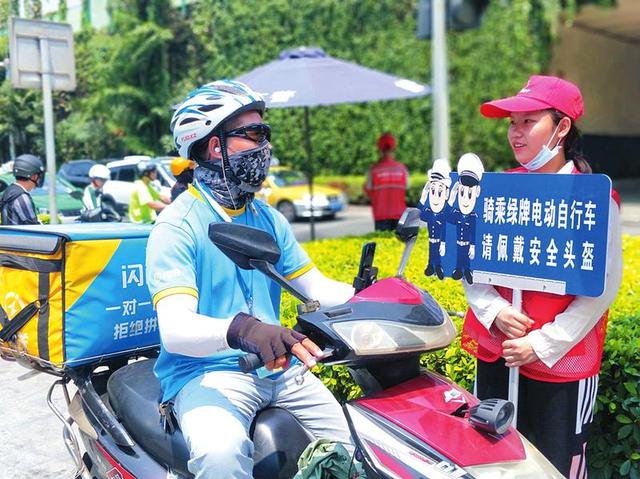 《南寧市電動自行車管理條例》實施首日—— 處罰與教育並行 交警文明執法獲稱讚